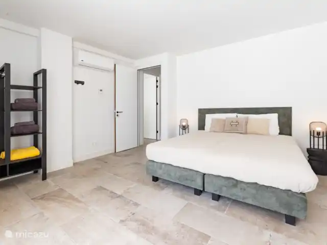 La chambre 1 dispose d’un lit king-size et, en option, d’un lit pliant pour une personne.